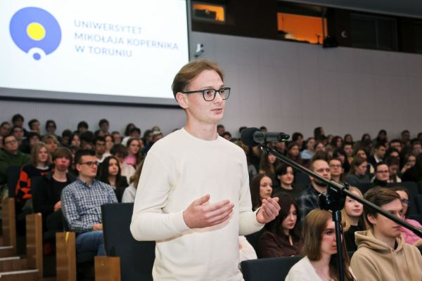 Astronauta Sławosz Uznański-Wiśniewski na UMK (Aula UMK, 20.11.2025) [fot. Andrzej Romański] Kliknij, aby powiększyć zdjęcie