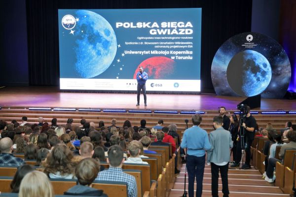 Astronauta Sławosz Uznański-Wiśniewski na UMK (Aula UMK, 20.11.2025) [fot. Andrzej Romański] Kliknij, aby powiększyć zdjęcie
