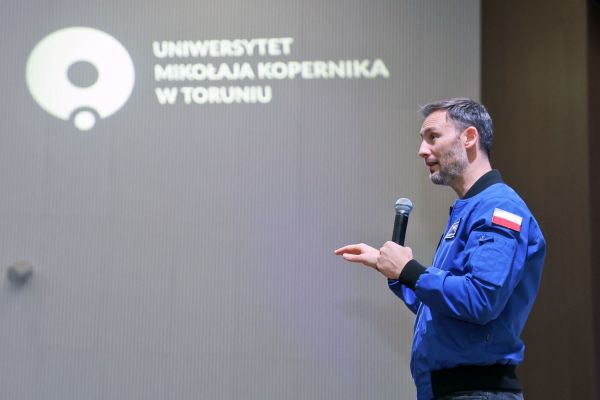 Astronauta Sławosz Uznański-Wiśniewski na UMK (Aula UMK, 20.11.2025) [fot. Andrzej Romański] Kliknij, aby powiększyć zdjęcie
