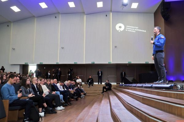 Astronauta Sławosz Uznański-Wiśniewski na UMK (Aula UMK, 20.11.2025) [fot. Andrzej Romański] Kliknij, aby powiększyć zdjęcie