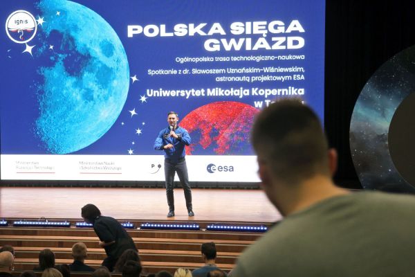 Astronauta Sławosz Uznański-Wiśniewski na UMK (Aula UMK, 20.11.2025) [fot. Andrzej Romański] Kliknij, aby powiększyć zdjęcie