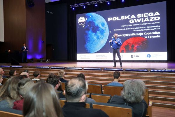 Astronauta Sławosz Uznański-Wiśniewski na UMK (Aula UMK, 20.11.2025) [fot. Andrzej Romański] Kliknij, aby powiększyć zdjęcie