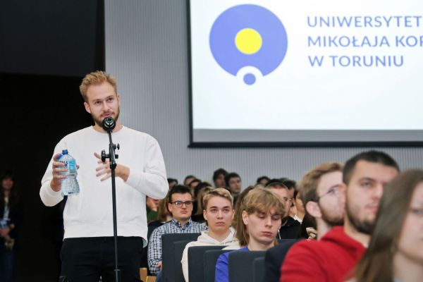 Astronauta Sławosz Uznański-Wiśniewski na UMK (Aula UMK, 20.11.2025) [fot. Andrzej Romański] Kliknij, aby powiększyć zdjęcie