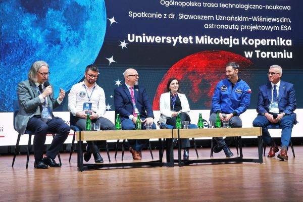 Astronauta Sławosz Uznański-Wiśniewski na UMK (Aula UMK, 20.11.2025) [fot. Andrzej Romański] Kliknij, aby powiększyć zdjęcie