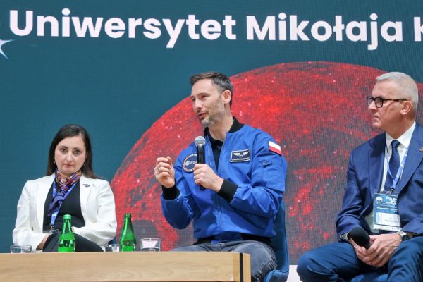 Astronauta Sławosz Uznański-Wiśniewski na UMK (Aula UMK, 20.11.2025) [fot. Andrzej Romański] Kliknij, aby powiększyć zdjęcie