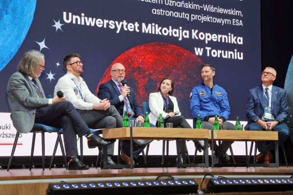 Astronauta Sławosz Uznański-Wiśniewski na UMK (Aula UMK, 20.11.2025) [fot. Andrzej Romański] Kliknij, aby powiększyć zdjęcie