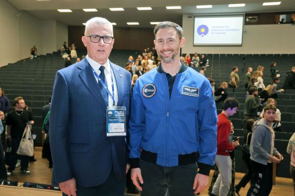 Astronauta Sławosz Uznański-Wiśniewski na UMK (Aula UMK, 20.11.2025) [fot. Andrzej Romański] Kliknij, aby powiększyć zdjęcie