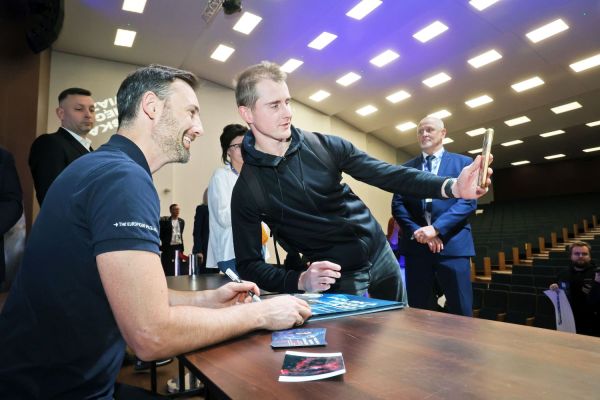 Astronauta Sławosz Uznański-Wiśniewski na UMK (Aula UMK, 20.11.2025) [fot. Andrzej Romański] Kliknij, aby powiększyć zdjęcie