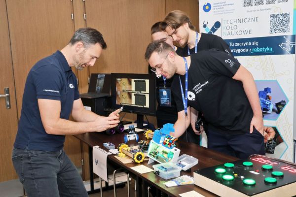 Astronauta Sławosz Uznański-Wiśniewski na UMK (Aula UMK, 20.11.2025) [fot. Andrzej Romański] Kliknij, aby powiększyć zdjęcie