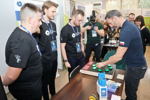 Astronauta Sławosz Uznański-Wiśniewski na UMK (Aula UMK, 20.11.2025) [fot. Andrzej Romański] Kliknij, aby powiększyć zdjęcie