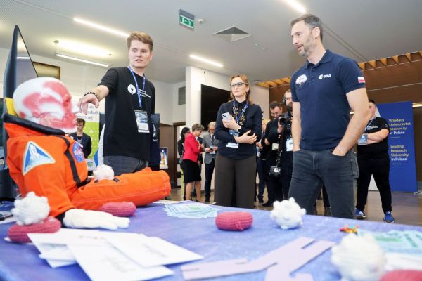Astronauta Sławosz Uznański-Wiśniewski na UMK (Aula UMK, 20.11.2025) [fot. Andrzej Romański] Kliknij, aby powiększyć zdjęcie