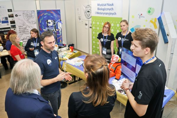 Astronauta Sławosz Uznański-Wiśniewski na UMK (Aula UMK, 20.11.2025) [fot. Andrzej Romański] Kliknij, aby powiększyć zdjęcie