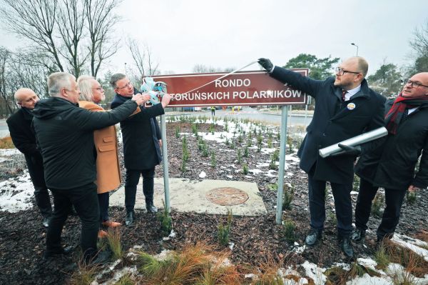 Rondo Toruńskich Polarników uroczystość nadania imienia (3.12.2025) [fot. Andrzej Romański] Kliknij, aby powiększyć zdjęcie