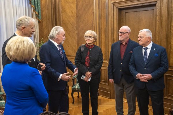 Spotkanie honorowych Ambasadorek i Ambasadorów z władzami Uniwersytetu Mikołaja Kopernika w Toruniu [fot. Mikołaj Kuras] Kliknij, aby powiększyć zdjęcie