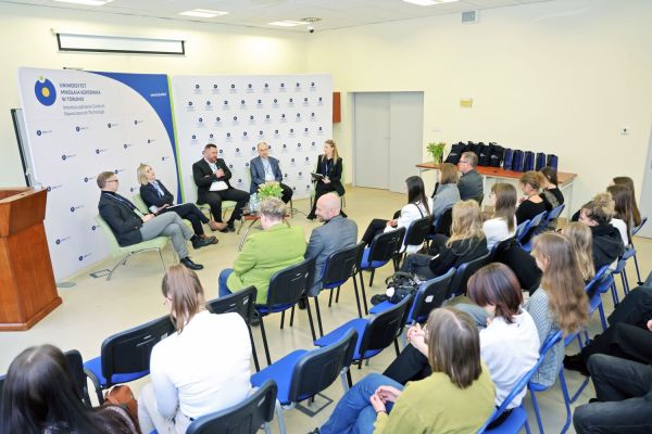 Panel ekspercki dotyczący gospodarki obiegu zamkniętego [fot. Andrzej Romański] Kliknij, aby powiększyć zdjęcie