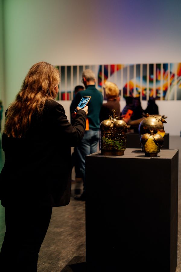 Wernisaż wystawy Stefan Knapp – alchemik i wizjoner [fot. Katarzyna Szymańska / Centrum Sztuki Współczesnej "Znaki Czasu" w Toruniu] Kliknij, aby powiększyć zdjęcie