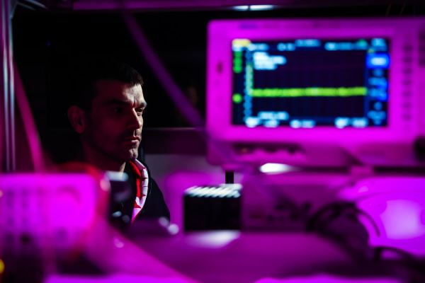 Piotr Wcisło z zespołem fizyków  (marzec 2026) [fot. Andrzej Romański] Kliknij, aby powiększyć zdjęcie