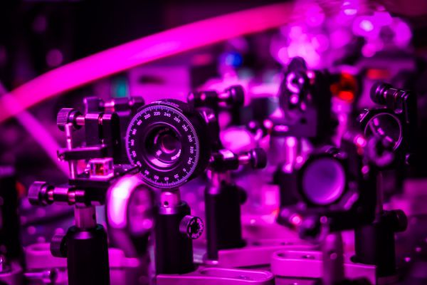 Piotr Wcisło z zespołem fizyków  (marzec 2026) [fot. Andrzej Romański] Kliknij, aby powiększyć zdjęcie