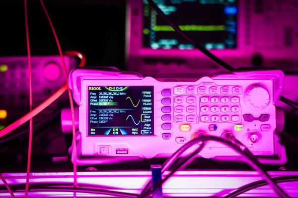 Piotr Wcisło z zespołem fizyków  (marzec 2026) [fot. Andrzej Romański] Kliknij, aby powiększyć zdjęcie