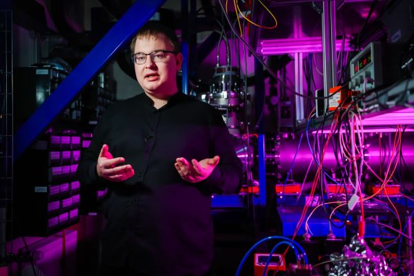 Piotr Wcisło z zespołem fizyków  (marzec 2026) [fot. Andrzej Romański] Kliknij, aby powiększyć zdjęcie