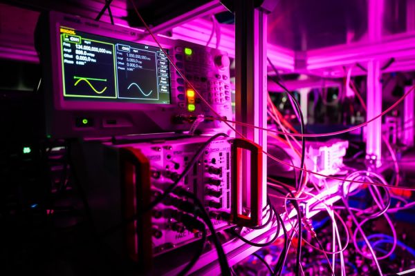 Piotr Wcisło z zespołem fizyków  (marzec 2026) [fot. Andrzej Romański] Kliknij, aby powiększyć zdjęcie