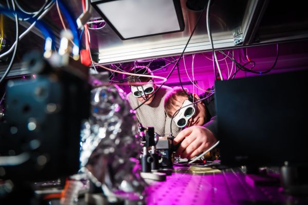 Piotr Wcisło z zespołem fizyków  (marzec 2026) [fot. Andrzej Romański] Kliknij, aby powiększyć zdjęcie