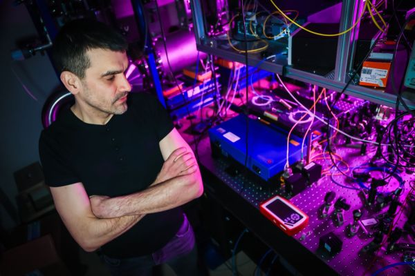 Piotr Wcisło z zespołem fizyków  (marzec 2026) [fot. Andrzej Romański] Kliknij, aby powiększyć zdjęcie