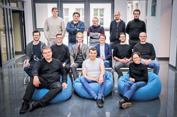 Piotr Wcisło z zespołem fizyków  (marzec 2026) [fot. Andrzej Romański] Kliknij, aby powiększyć zdjęcie