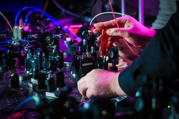 Piotr Wcisło z zespołem fizyków  (marzec 2026) [fot. Andrzej Romański] Kliknij, aby powiększyć zdjęcie