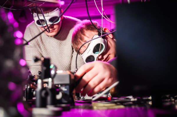 Piotr Wcisło z zespołem fizyków  (marzec 2026) [fot. Andrzej Romański] Kliknij, aby powiększyć zdjęcie