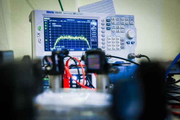 Piotr Wcisło z zespołem fizyków  (marzec 2026) [fot. Andrzej Romański] Kliknij, aby powiększyć zdjęcie