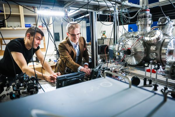 Piotr Wcisło z zespołem fizyków  (marzec 2026) [fot. Andrzej Romański] Kliknij, aby powiększyć zdjęcie