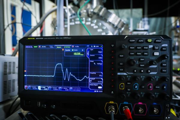 Piotr Wcisło z zespołem fizyków  (marzec 2026) [fot. Andrzej Romański] Kliknij, aby powiększyć zdjęcie