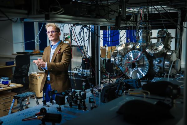 Piotr Wcisło z zespołem fizyków  (marzec 2026) [fot. Andrzej Romański] Kliknij, aby powiększyć zdjęcie