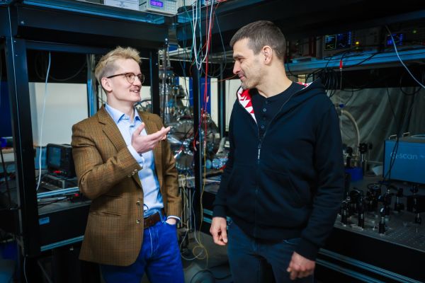 Piotr Wcisło z zespołem fizyków  (marzec 2026) [fot. Andrzej Romański] Kliknij, aby powiększyć zdjęcie