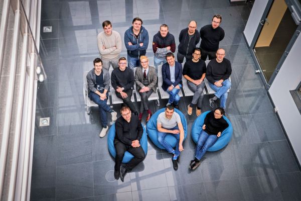 Piotr Wcisło z zespołem fizyków  (marzec 2026) [fot. Andrzej Romański] Kliknij, aby powiększyć zdjęcie