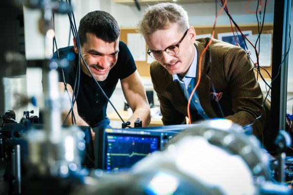 Piotr Wcisło z zespołem fizyków  (marzec 2026) [fot. Andrzej Romański] Kliknij, aby powiększyć zdjęcie