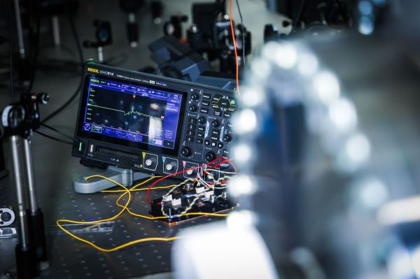 Piotr Wcisło z zespołem fizyków  (marzec 2026) [fot. Andrzej Romański] Kliknij, aby powiększyć zdjęcie