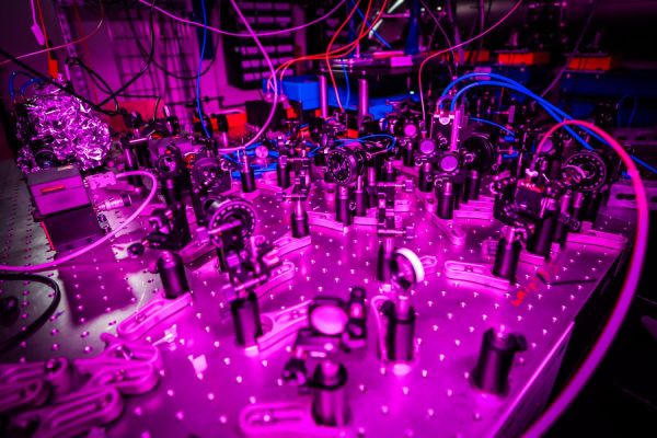 Piotr Wcisło z zespołem fizyków  (marzec 2026) [fot. Andrzej Romański] Kliknij, aby powiększyć zdjęcie