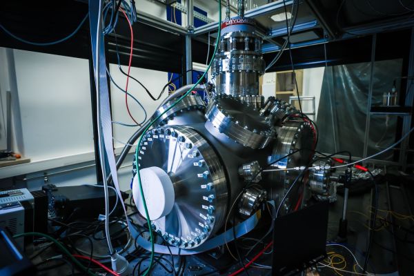 Piotr Wcisło z zespołem fizyków  (marzec 2026) [fot. Andrzej Romański] Kliknij, aby powiększyć zdjęcie