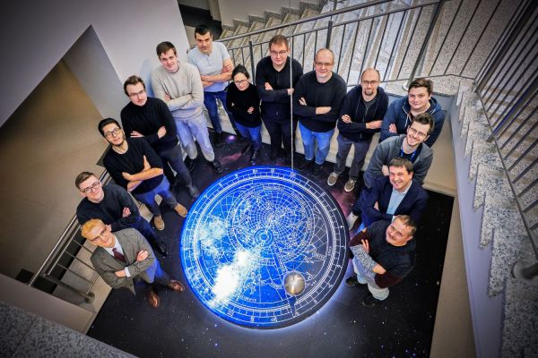 Piotr Wcisło z zespołem fizyków  (marzec 2026) [fot. Andrzej Romański] Kliknij, aby powiększyć zdjęcie