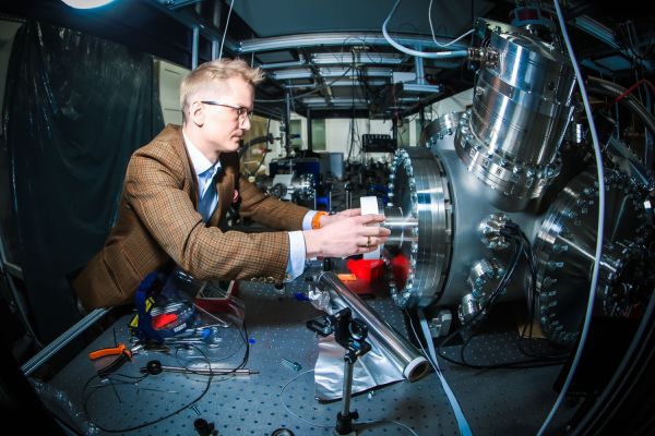 Piotr Wcisło z zespołem fizyków  (marzec 2026) [fot. Andrzej Romański] Kliknij, aby powiększyć zdjęcie