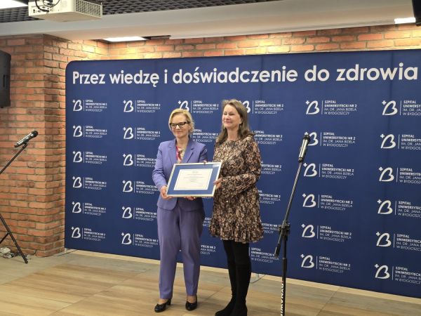 Wręczenie certyfikatu akredytacyjnego dla Szpital Uniwersytecki nr 2 im. dr. Jana Biziela [fot.  Nadesłane] Kliknij, aby powiększyć zdjęcie