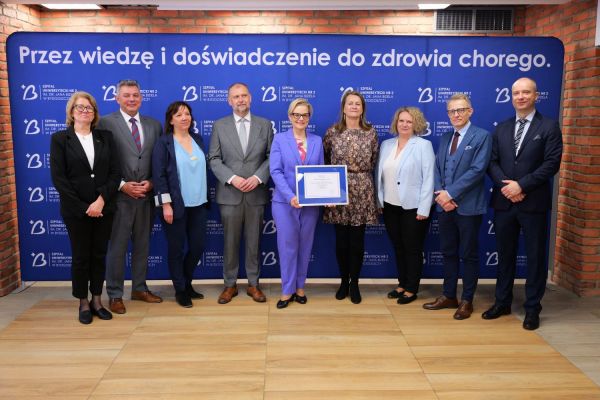 Wręczenie certyfikatu akredytacyjnego dla Szpital Uniwersytecki nr 2 im. dr. Jana Biziela [fot.  Nadesłane] Kliknij, aby powiększyć zdjęcie