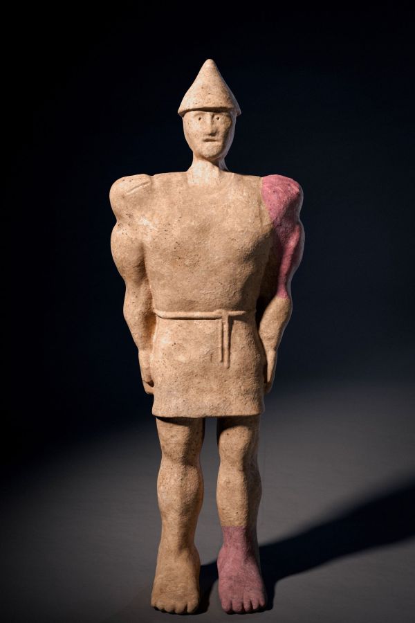 Cyfrowa rekonstrukcja figurki ludzkiej postaci (na czerwono oznaczono fragmenty odkryte w trakcie wykopalisk) [Mateusz Osiadacz/Bevel.Studio] Kliknij, aby powiększyć zdjęcie