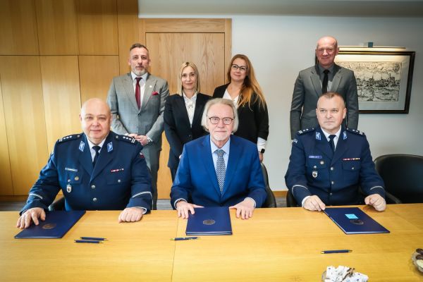 Umowa z Policją (Biuro Rektora, 26.03.2026) [fot. Andrzej Romański] Kliknij, aby powiększyć zdjęcie