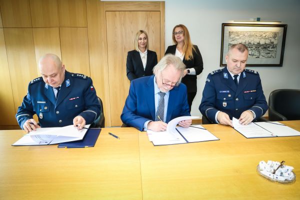 Umowa z Policją (Biuro Rektora, 26.03.2026) [fot. Andrzej Romański] Kliknij, aby powiększyć zdjęcie