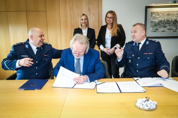 Umowa z Policją (Biuro Rektora, 26.03.2026) [fot. Andrzej Romański] Kliknij, aby powiększyć zdjęcie