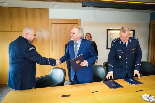 Umowa z Policją (Biuro Rektora, 26.03.2026) [fot. Andrzej Romański] Kliknij, aby powiększyć zdjęcie