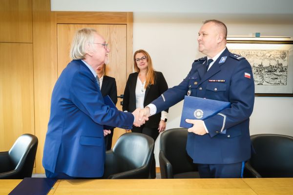 Umowa z Policją (Biuro Rektora, 26.03.2026) [fot. Andrzej Romański] Kliknij, aby powiększyć zdjęcie